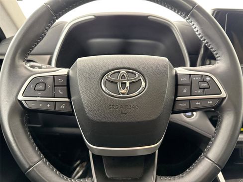 Certified 2023 Toyota Highlander XLE image 16