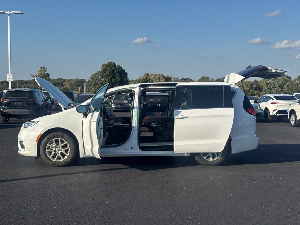 Used 2024 Chrysler Pacifica Touring-L FWD image 20