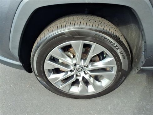 Used 2022 Toyota RAV4 XLE Premium image 4