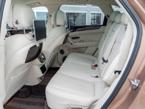 Used 2017 Bentley Bentayga image 28