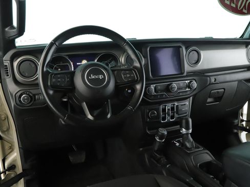 Used 2022 Jeep Gladiator Sport image 2