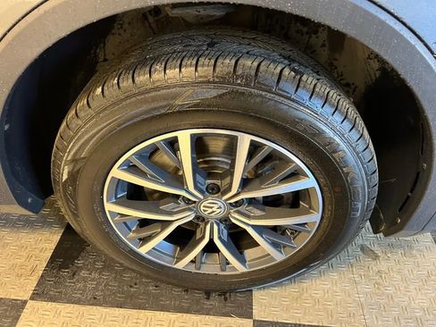 Certified 2020 Volkswagen Tiguan SE image 9