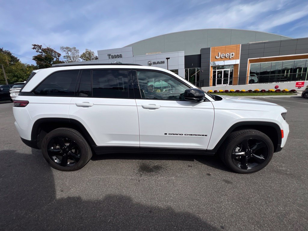 Used 2025 Jeep Grand Cherokee Limited AWD/4WD image 9