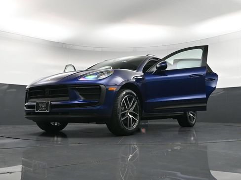 Certified 2026 Porsche Macan AWD/4WD image 37