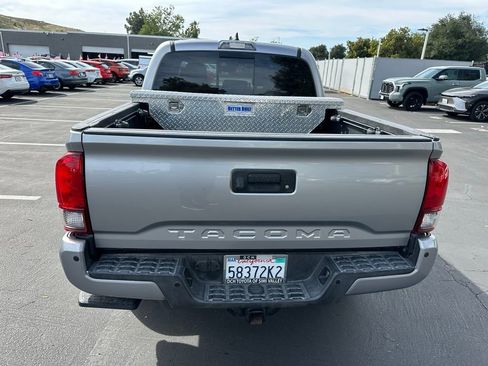 Used 2018 Toyota Tacoma TRD Sport w/ Technology Package image 3