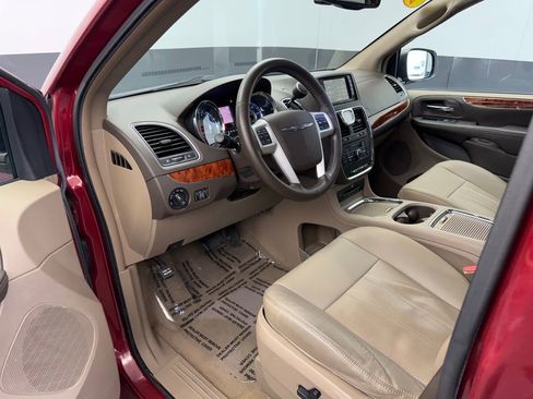 Used 2016 Chrysler Town & Country Touring-L image 35