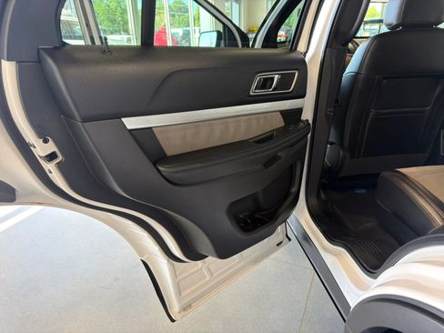 Used 2017 Ford Explorer XLT w/ Equipment Group 202A AWD/4WD image 18