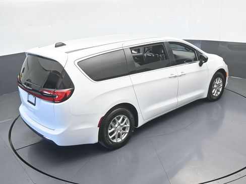 New 2026 Chrysler Pacifica Select image 49