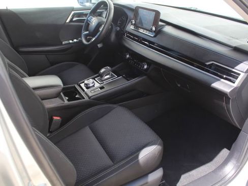 Used 2022 Mitsubishi Outlander ES image 16