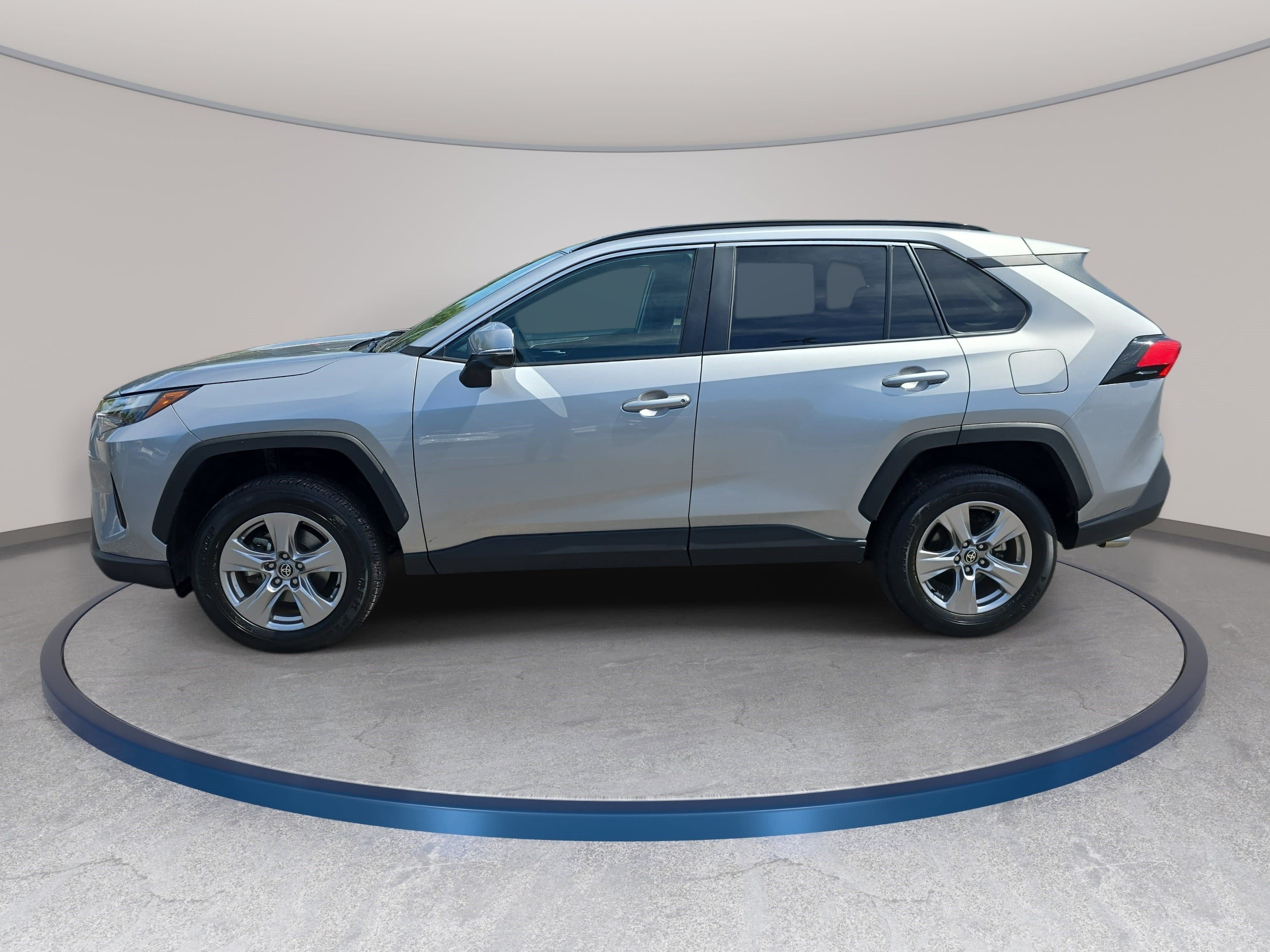 Used 2025 Toyota RAV4 XLE FWD image 8