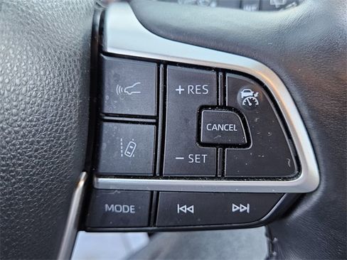 Used 2022 Toyota Highlander XLE image 23