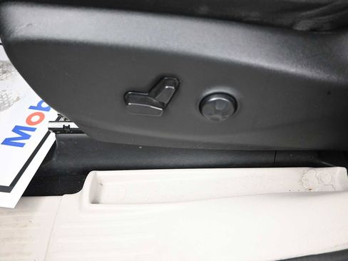 Used 2022 Chrysler Voyager LX image 19