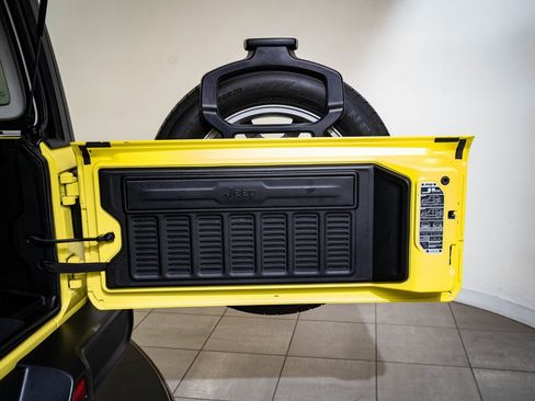 Used 2024 Jeep Wrangler Unlimited w/ LED Headlamp & Fog Lamp Group image 17