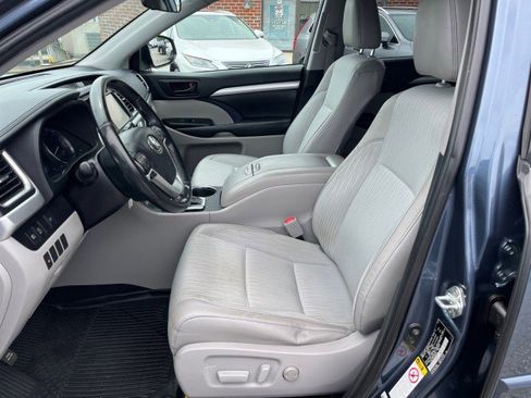 Used 2019 Toyota Highlander Plus AWD/4WD image 12