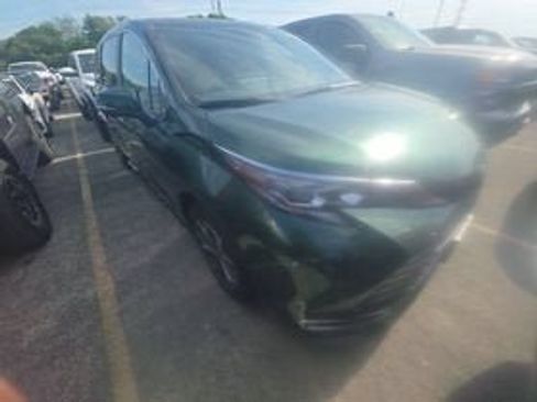 Used 2025 Toyota Sienna Platinum AWD/4WD image 3
