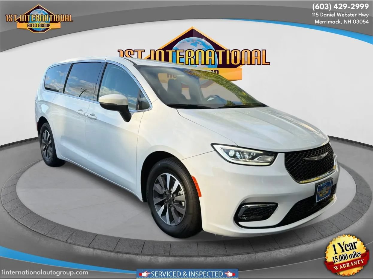 Used 2023 Chrysler Pacifica Touring-L FWD image 2