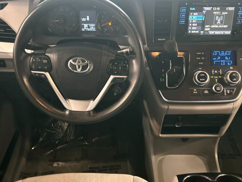 Used 2015 Toyota Sienna LE FWD image 15
