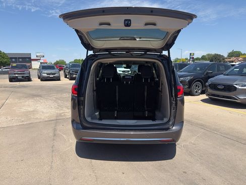 Used 2023 Chrysler Pacifica Touring-L FWD image 9