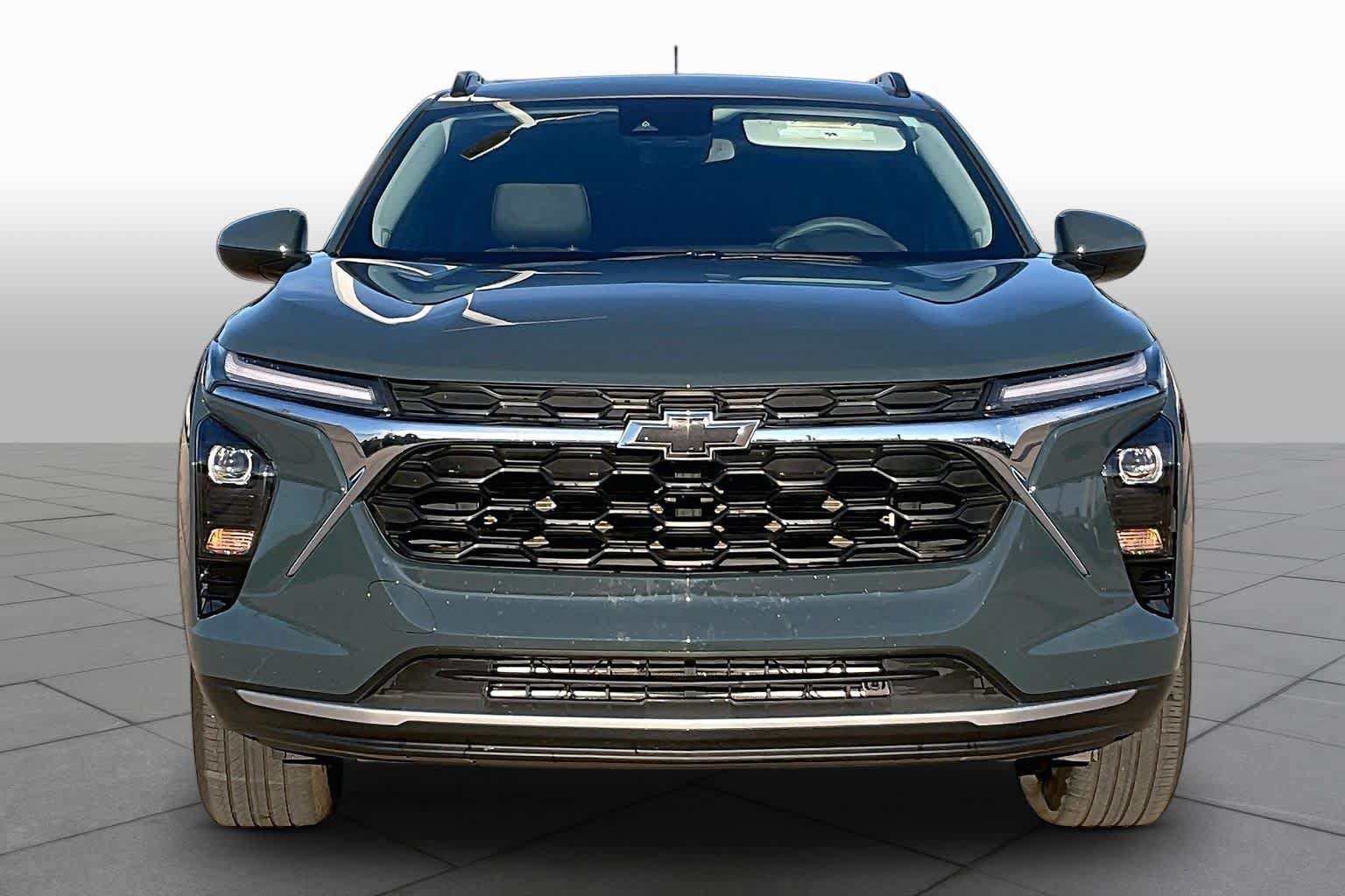 Used 2025 Chevrolet Trax LT w/ LPO, Blackout Package FWD image 5
