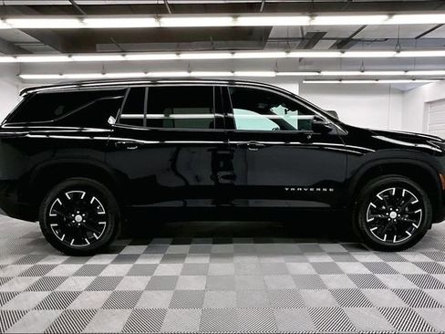 Used 2025 Chevrolet Traverse LT w/ Sun and Wheel Package image 15