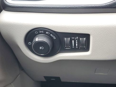 Used 2017 Chrysler Pacifica Touring-L Plus image 19