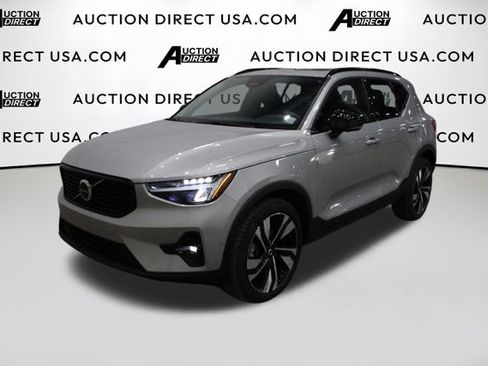 Used 2025 Volvo XC40 B5 Plus image 1