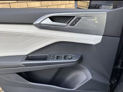 New 2025 Volkswagen Taos SEL image 10