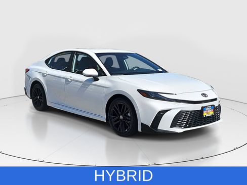 Used 2025 Toyota Camry SE FWD image 3