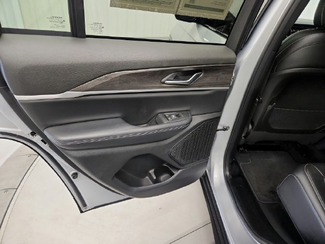 Used 2025 Jeep Grand Cherokee Limited RWD image 17