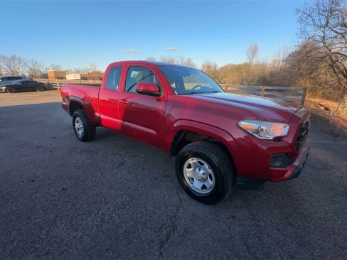 Used 2018 Toyota Tacoma SR image 2