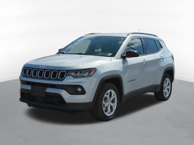 Used 2024 Jeep Compass Latitude AWD/4WD image 5