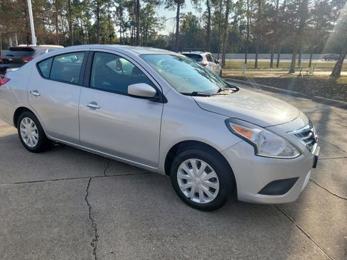 Used 2019 Nissan Versa SV image 9
