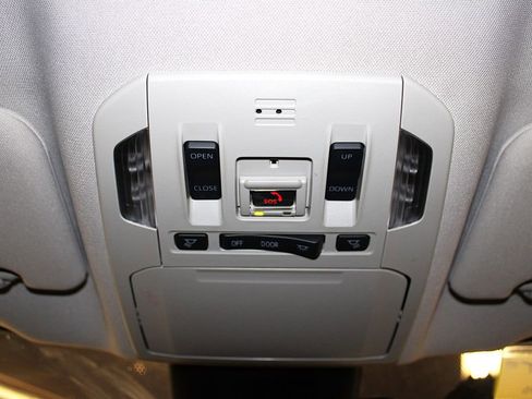 Used 2023 Toyota Highlander XLE AWD/4WD image 22