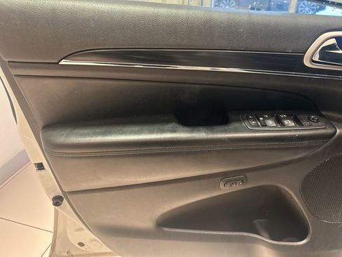 Used 2020 Jeep Grand Cherokee Limited image 3