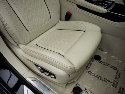 Used 2022 BMW ALPINA B7 xDrive AWD/4WD image 38