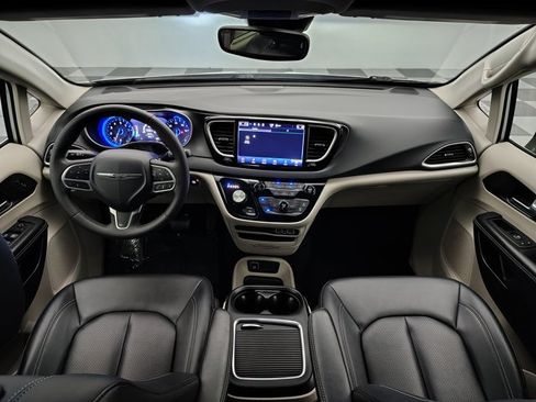 Used 2024 Chrysler Pacifica Touring-L FWD image 2