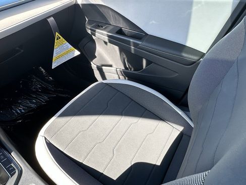 New 2025 Volkswagen Taos SE image 14