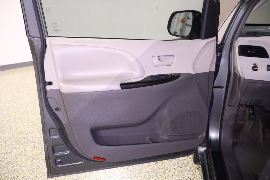 Used 2012 Toyota Sienna LE FWD image 33