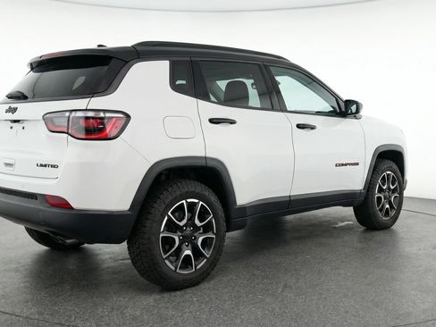 Used 2025 Jeep Compass Trailhawk AWD/4WD image 9