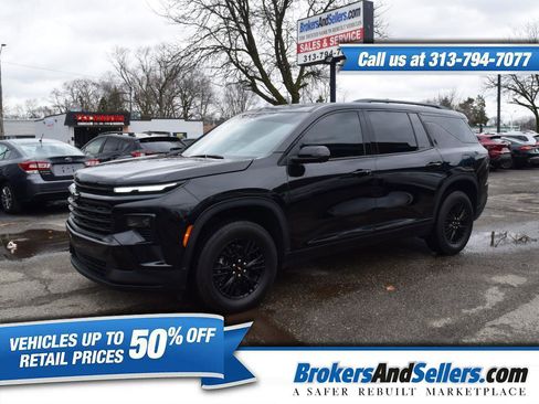 Used 2024 Chevrolet Traverse LT w/ Trailering Package FWD image 1