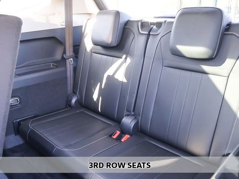 Used 2024 Volkswagen Tiguan SE w/ Panoramic Sunroof Package FWD image 8