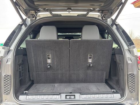 Used 2023 Land Rover Discovery S R-Dynamic image 8