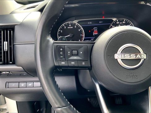 Used 2024 Nissan Pathfinder SL AWD/4WD image 18