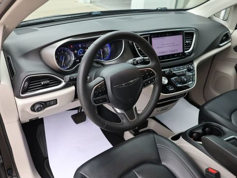 Used 2024 Chrysler Pacifica Touring-L FWD image 24