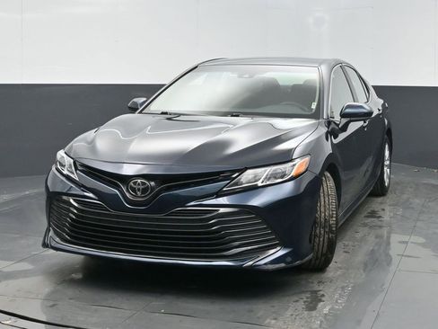 Used 2018 Toyota Camry LE image 3