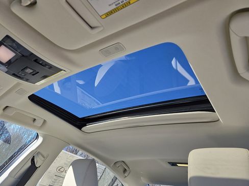 New 2025 Lexus ES 300h w/ Premium Package image 10