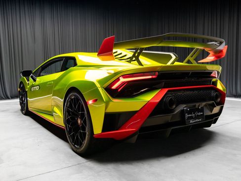Used 2021 Lamborghini Huracan STO RWD image 38