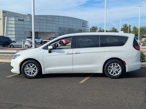Used 2017 Chrysler Pacifica LX image 3