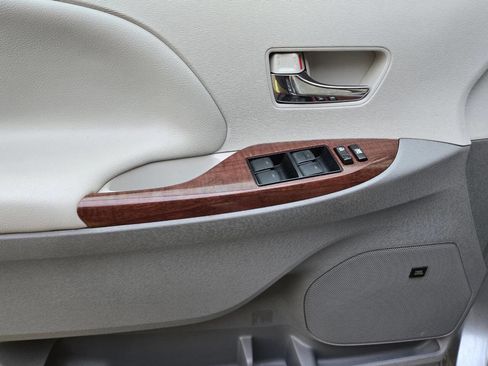 Used 2012 Toyota Sienna XLE w/ Premium Pkg image 29