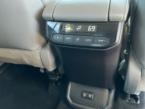 Used 2021 Toyota Highlander XLE FWD image 32
